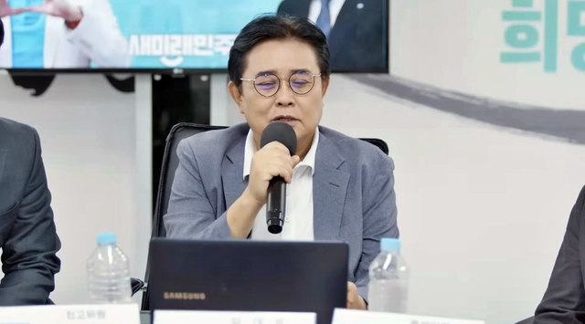 전병헌 새미래민주당 당대표가 8일 오전 서울 여의도 새민주 당사에서 신재용 최고위원, 황인수 특보단장과 함께 추석 연휴 민심을 진단하는 ‘명절맞이 당원소통데이’를 진행하고 있다.<새미래민주당 유튜브 채널 영상 갈무리>