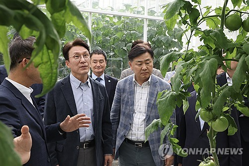 김민석 총리 농촌 방문(사진=연합뉴스)