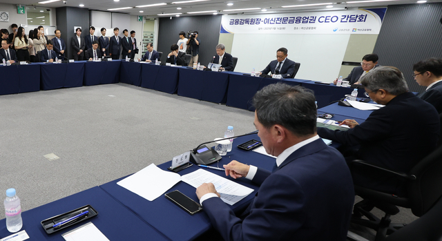 이찬진 금융감독원장이 16일 서울 중구 여신금융협회에서 열린 여신전문금융업권 CEO 간담회에서 발언하고 있다. [연합뉴스]