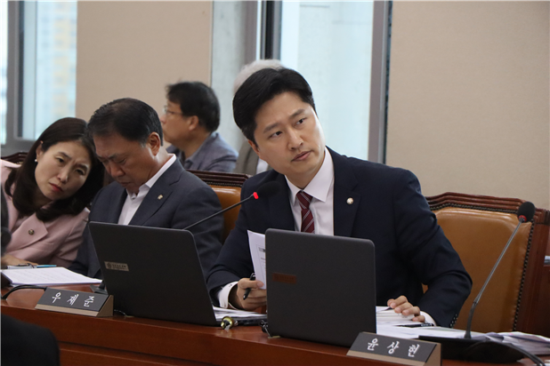 우재준 국민의힘 의원이 지난 8월 20일 국회 환경노동위원회 전체회의에 참석해 있다. [우재준 의원실 제공]