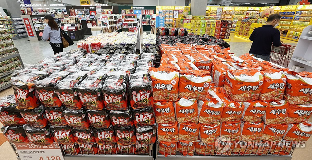 서울 시내의 한 대형마트에 진열된 라면 모습. 연합뉴스