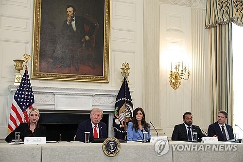 도널드 트럼프 미국 대통령이 8일(현지시간) 백악관에서 열린 안티파 관련 라운드테이블에서 발언하고 있다. AP 연합뉴스