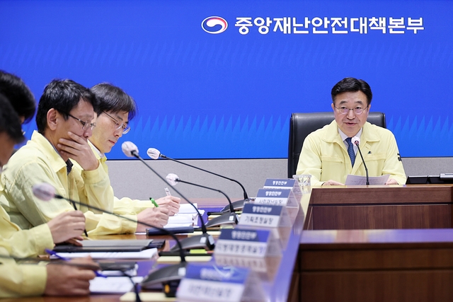 윤호중 중앙재난안전대책본부장이 9일 회의를 주재하고 있다. [행안부]