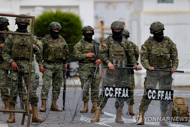 에콰도르 국방부 청사 앞에서 경계 임무 수행 중인 합동군사령부 장병들.
[키토 EPA=연합뉴스]
