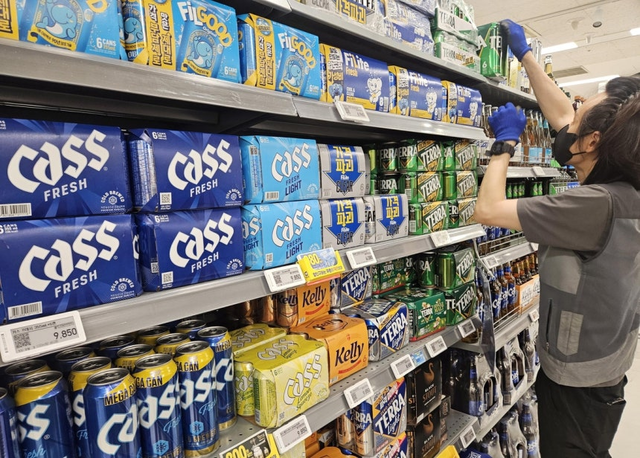 서울의 한 이마트 주류 매대에 국산 맥주들이 진열돼 있다. [연합뉴스 제공]