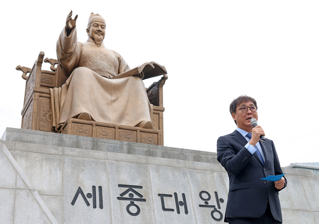 최휘영 문화체육관광부 장관이 제579돌 한글날인 9일 서울 종로구 광화문광장 세종대왕 동상 앞에서 열린 ‘한글날, 세종대왕께 꽃 바치기’ 행사에서 인사말을 하고 있다. 문체부 제공