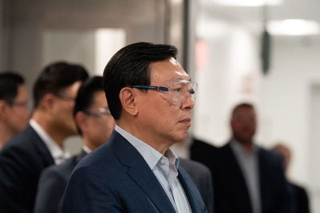 신동빈 롯데그룹 회장이 지난 5일 미국 뉴욕주에 있는 롯데바이오로직스 시러큐스 바이오 캠퍼스를 찾아 생산시설을 시찰하고 있다. [롯데지주 제공]