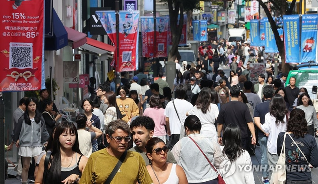 외국인 관광객들로 북적이는 서울 명동 거리. [연합뉴스 제공]