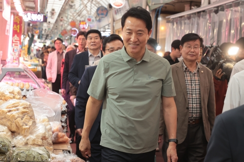 오세훈 서울시장이 추석 연휴를 앞둔 2일 서울 강서구 화곡동 남부골목시장을 찾아 상인들과 인사하고 있다.    [연합뉴스]