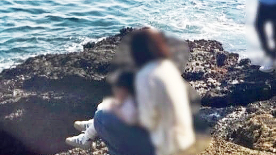 지난 6일 제주 용머리해안에서 아이의 용변을 보게 한 중국인 관광객의 모습. 사진 온라인 커뮤니티 ‘보배드림’ 갈무리