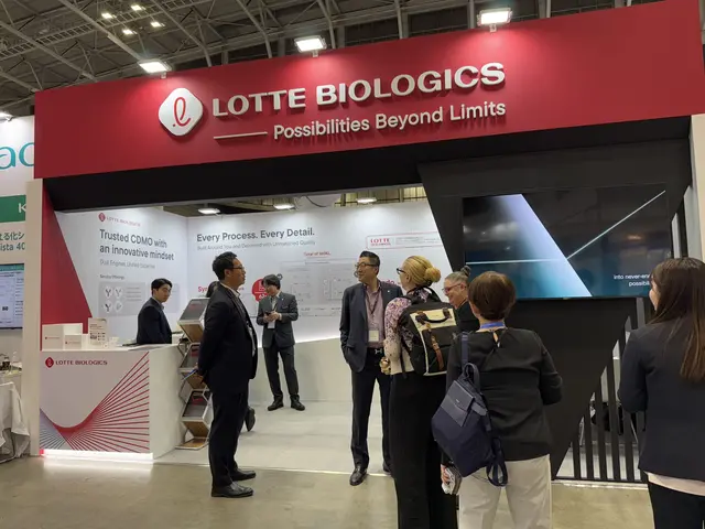 일본 요코하마에서 열린 2025 바이오 재팬의 롯데바이오로직스 부스에서 관람객들이 회사 설명을 듣고 있다. 롯데바이오로직스 홈페이지 캡처