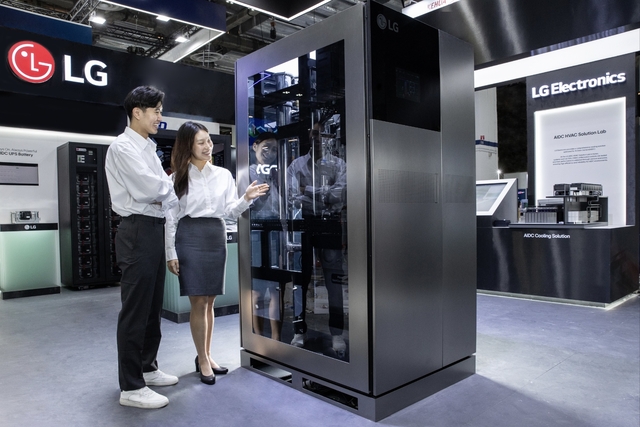 LG전자, LG CNS, LG에너지솔루션 3사가 이달 8~9일 싱가포르에서 열린 ‘데이터센터 월드 아시아 2025’에서 LG전자의 냉각수 분배 장치(CDU)를 소개하고 있다. LG전자 제공