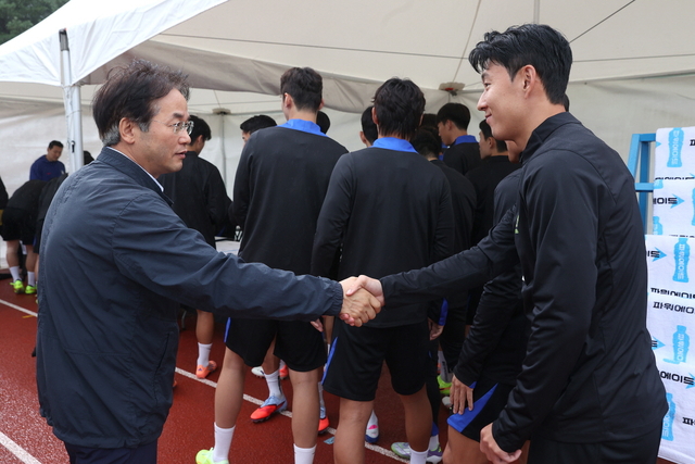 훈련장을 찾은 이동환 시장이 손흥민 선수를 만나 격려했다.