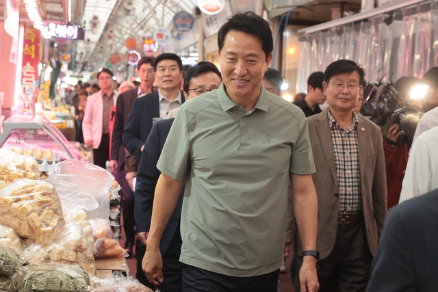 오세훈 서울시장이 서울 강서구 화곡동 남부골목시장을 찾아 상인들과 인사하고 있다. [연합뉴스]