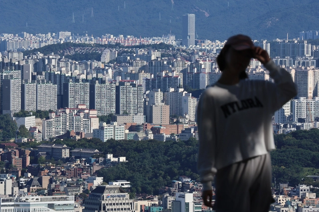 서울 남산에서 바라본 아파트 및 주택 단지. [연합뉴스 제공]
