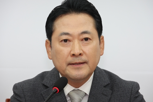 장동혁 국민의힘 대표가 10일 서울 여의도 국회에서 기자회견을 열고, 김건희 여사 관련 의혹을 수사 중인 민중기 특별검사팀에 조사받은 양평군 공무원이 자택에서 숨진 채 발견된 것과 관련해 특검 수사를 비판하고 있다. [연합뉴스]