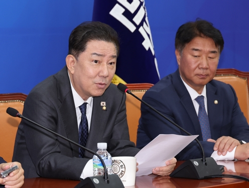 김병기 더불어민주당 원내대표가 10일 서울 여의도 국회에서 국정감사 증인채택 관련 브리핑을 하고 있다. [연합뉴스]