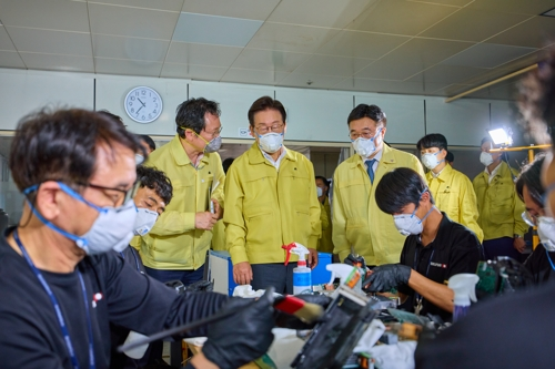 이재명 대통령이 10일 대전 유성구 국가정보자원관리원 대전 본원을 찾아 복구 작업 현장을 살펴보고 있다.  [대통령실 제공]