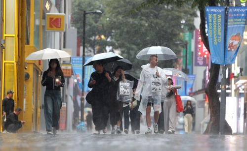 지난 9월 28일 비가 내리는 서울 중구 명동거리에서 시민 및 외국인 관광객들이 우산을 쓴 채 걸어가고 있다. [연합뉴스]