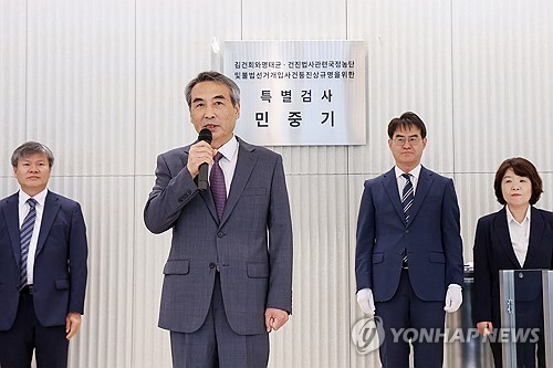 윤석열 전 대통령 부인 김건희 여사와 관련한 각종 의혹 사건을 수사하는 민중기 특별검사가 지난 7월 2일 서울 종로구 KT광화문빌딩에 마련된 사무실 앞에서 현판 제막을 한 뒤 발언하고 있다.  [사진공동취재단=연합뉴스]