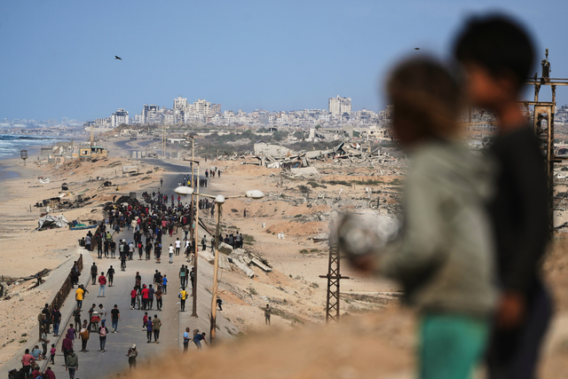 폐허로 변한 가자지구 모습. 도널드 트럼프 미국 대통령이 8일(현지시간) 이스라엘과 하마스가 자신의 평화구상에 모두 동의했다고 발표한 직후 흩어졌던 팔레스타인인들이 와디 가자로 모여들고 있다.  AP 연합뉴스