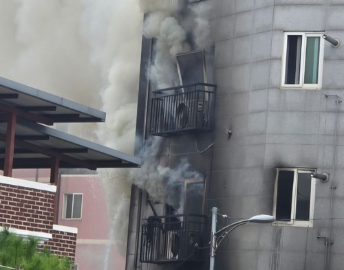 불이 난 건물 [경기도소방재난본부 제공]