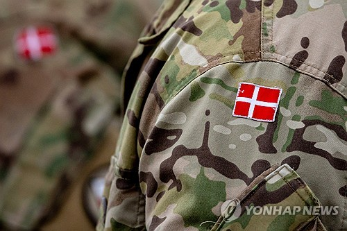 덴마크군 병사 군복에 붙은 덴마크 국기 [EPA=연합뉴스 자료사진]