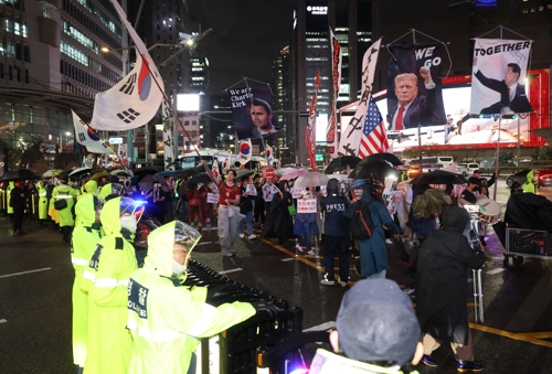 윤석열 전 대통령을 지지하는 극우 단체가  지난달 19일 명동 주한중국대사관 인근에서 반중 집회를 벌이고 행진을 시작하자 경찰이 명동거리로 향하는 길을 막고 있다.  [연합뉴스]