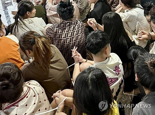 캄보디아 경찰의 온라인 사기 작업장 단속 [EPA 연합뉴스 자료사진]