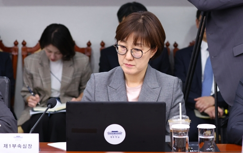 김현지 대통령실 제1부속실장이 2일 용산 대통령실에서 열린 수석보좌관회의에 참석해 있다.   [연합뉴스]