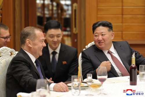 김정은 국무위원장이 지난 10일 노동당 창건 80주년을 맞아 북한을 방문 중인 드미트리 메드베데프 통일러시아당 위원장을 접견했다고 조선중앙통신이 11일 보도했다.   [평양 조선중앙통신=연합뉴스]