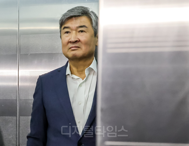 조태용 전 국가정보원장이 조사를 받기 위해 13일 서울 서초구 순직해병특검 사무실에 피의자 신분으로 출석하고 있다. 박동욱 기자 fufus@