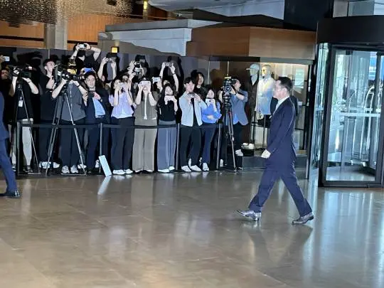 이재용 삼성전자 회장이 지난 5월 30일 서울신라호텔 다이너스티홀에서 호암재단이 개최한 '2025년도 제35회 삼성호암상 시상식'에 참석하기 위해 입장하고 있다.
