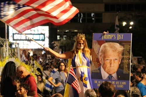 11일(현지시간) 이스라엘 텔아비브미술관 앞 ‘인질 광장’에 휴전 합의를 환영하며 인질 석방을 기대하는 시민들이 운집했다. 연합뉴스