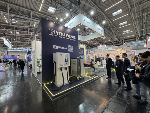 인터 에어포트 유럽 2025에 전시된 공항 지상조업장비용 충전기. 롯데이노베이트 제공