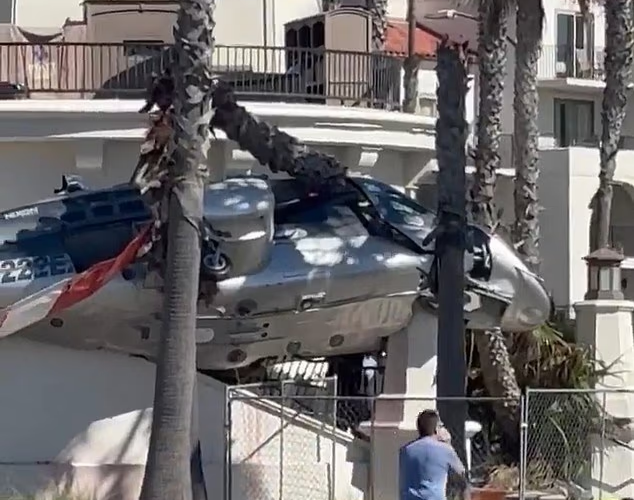 헬리콥터가 통제 불능 상태로 급강하해 해변 호텔에 추락한 모습. X(옛 트위터) 갈무리