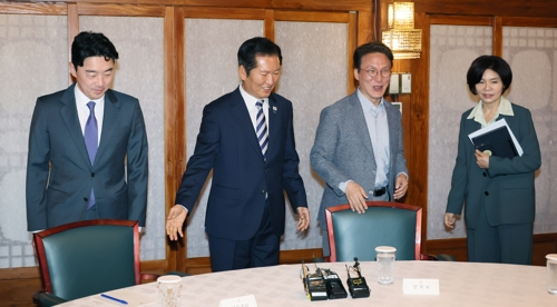 김민석 국무총리가 12일 서울 종로구 총리공관에서 열린 고위당정협의회에 참석하고 있다. 왼쪽부터 강훈식 대통령 비서실장, 더불어민주당 정청래 대표, 김 총리, 한정애 정책위의장.  [연합뉴스]