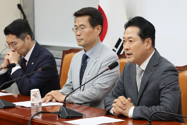 장동혁(오른쪽 첫번째) 국민의힘 대표가 기자회견을 열고,  양평군 공무원이 자택에서 숨진 채 발견된 것과 관련해 특검 수사를 비판하고 있다.  [연합뉴스]