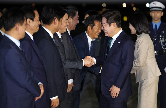 지난 9월 26일 유엔총회 참석차 미국 방문 일정을 마치고 귀국한 이재명 대통령이 성남 서울공항에서 환영나온 강훈식 대통령비서실장과 인사하고 있다.<연합뉴스 사진>