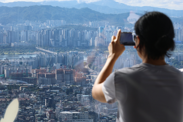 서울 남산에서 바라본 한강변 아파트 및 주택 단지. [연합뉴스 제공]