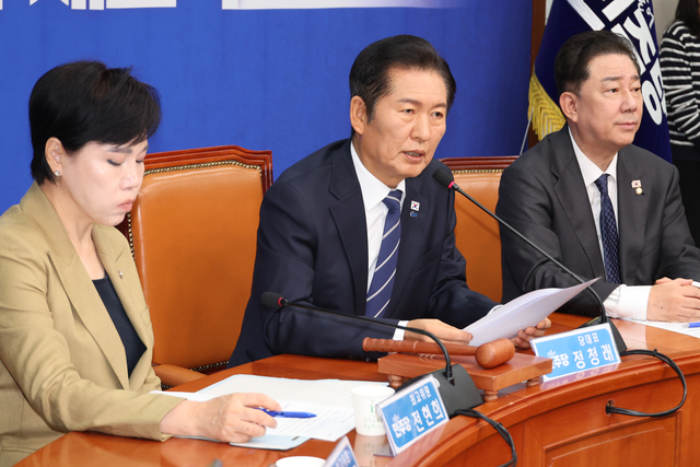 정청래 더불어민주당 대표가 지난 10월 10일 국회 본청에서 열린 당 최고위원회의에서 발언하고 있다. 왼쪽부터 전현희 최고위원, 정청래 대표, 김병기 원내대표.