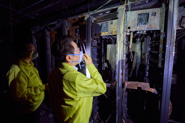 이재명 대통령이 10일 화재 피해 복구작업이 진행 중인 대전 유성구 국가정보자원관리원 대전 본원을 찾아 화재 발생 현장을 살펴보고 있다. 연합뉴스
