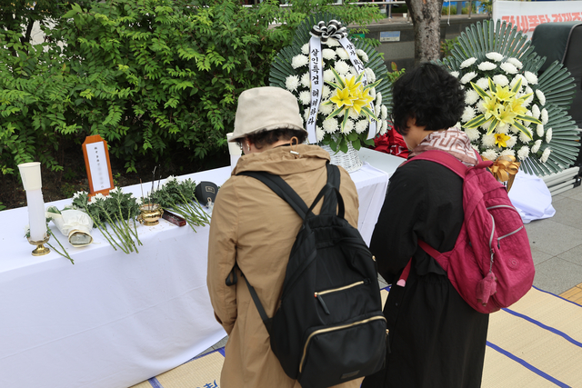 12일일 김건희 여사 관련 의혹을 수사 중인 민중기 특별검사팀 사무실이 있는 서울 광화문 KT웨스트빌딩 앞에 ‘양평 공흥지구 특혜 의혹’과 관련해 수사받다 숨진 채 발견된 경기 양평군 공무원 A씨의 분향소가 마련돼 있다. 연합뉴스