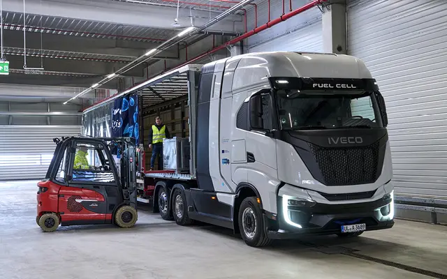 수소전기 트럭을 확대하려는 노력의 일환으로 유럽 4개국의 물류 현장에서 수소전기 트럭이 운행 테스트를 거치고 있다. BMW 제공/HMG저널