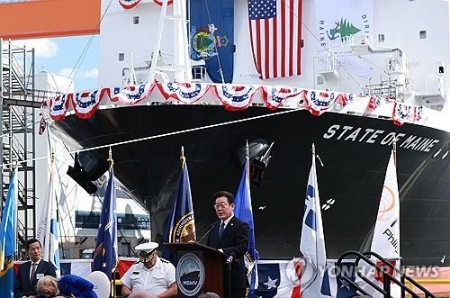 이재명 대통령이 지난 8월 26일(현지시간) 미국 필라델피아의 한화 필리조선소에서 열린 ‘스테이트 오브 메인’호 명명식에서 축사를 하고 있다. 이 선박은 미국 해양청이 발주한 국가 안보 다목적 선박(NSMV) 5척 중 3호선이다. 연합뉴스