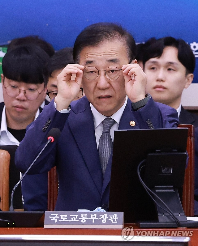 김윤덕 국토교통부 장관이 13일 국회에서 열린 국토교통부 등에 대한 국토교통위원회 국정감사에 출석해 안경을 고쳐 쓰고 있다. [연합뉴스]