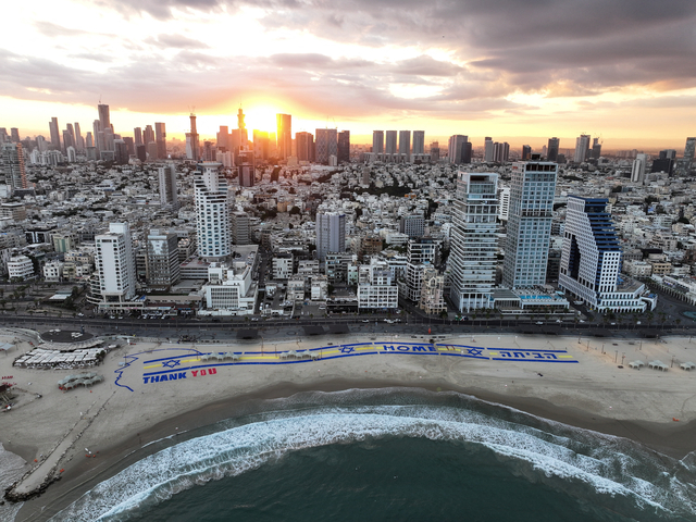 이스라엘 텔아비브 해변에 인질 석방을 환영하는 문구가 적혀 있다. 이날 20명의 생존 인질이 풀려났다. 로이터 연합뉴스