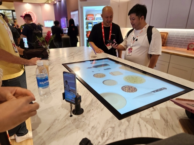 ‘스냅드래곤 서밋 2025’의 스토리 데모룸에서 AI 기능이 구현된 주방 모습.  김나인 기자