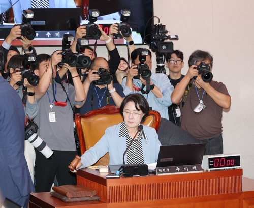 국회 법제사법위원회 추미애 위원장이 13일 서울 여의도 국회에서 열린 대법원 등에 대한 국정감사에서 의사봉을 두드리고 있다.  [연합뉴스]