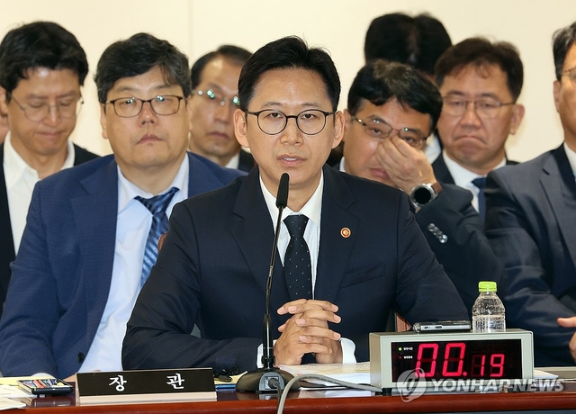 13일 세종청사에서 열린 국회 과방위의 과기정통부 국정감사에서 배경훈 부총리 겸 과기정통부 장관이 여야 위원들의 질의에 답하고 있다.